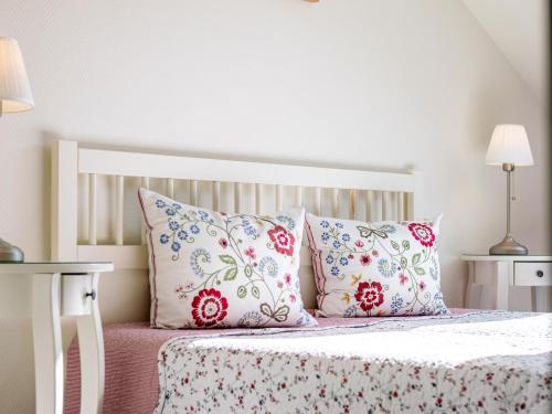 una camera da letto con un letto con cuscini rossi e bianchi di Hotel Stone a Zingst