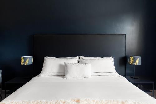 a bed with white sheets and pillows and two lamps at Cozy apartment Gianicolense 3bdr in Rome