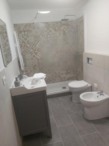 Un baño con lavabo, inodoro y ducha. en Casa Sauli, en Génova