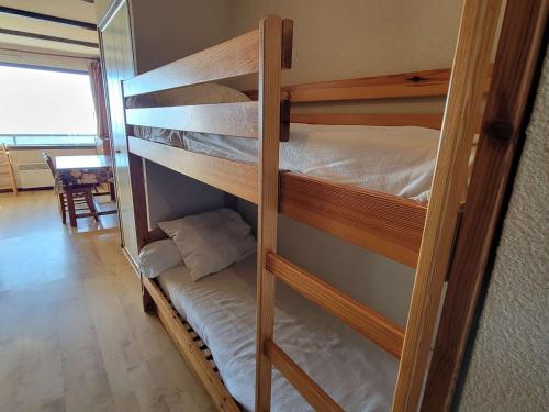 - deux lits superposés dans une chambre dans l'établissement Studio Saint-Michel-de-Chaillol, 1 pièce, 4 personnes - FR-1-393-141, à Saint-Michel-de-Chaillol