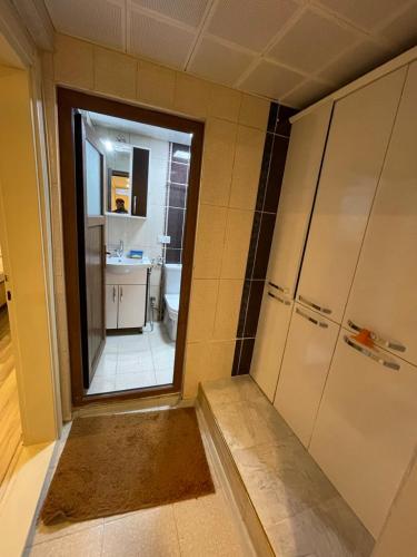 a room with a bathroom with a mirror and a toilet at Uzungöl Bikka Pansiyon in Uzungöl