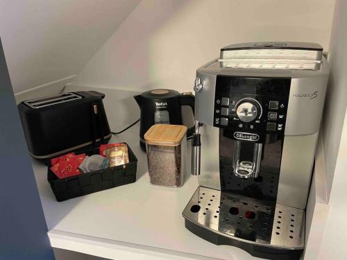 une cafetière posée sur un comptoir dans une cuisine dans l'établissement Jolie maison centre historique, à Honfleur