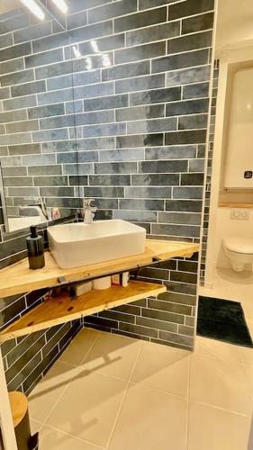 une salle de bain avec un lavabo et des toilettes dans l'établissement Jolie maison centre historique, à Honfleur