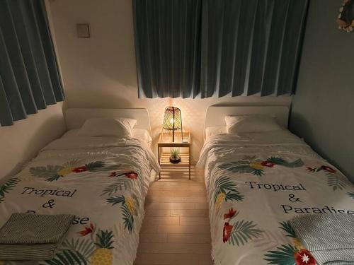 two beds sitting next to each other in a bedroom at 一期一会Ⅱ in Osaka