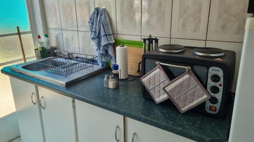 Η κουζίνα ή μικρή κουζίνα στο Ani-Lem Self-Catering