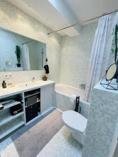 uma casa de banho com um WC, um lavatório e uma banheira em Dachterrasse im grünen Schleußig em Leipzig