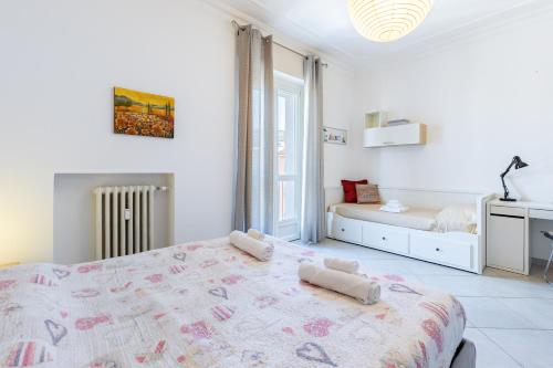 Un dormitorio con una cama grande y una ventana. en Appartamento Centrale Con Parcheggio e Wi-Fi Gratuito AC, en Alba