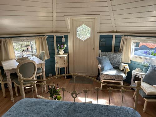 Zimmer mit einem Bett, einem Tisch und Stühlen in der Unterkunft B&B Cosy Garden in Alblasserdam