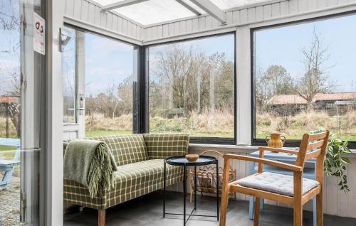 Posezení v ubytování Cozy Home In Sjællands Odde With Wifi