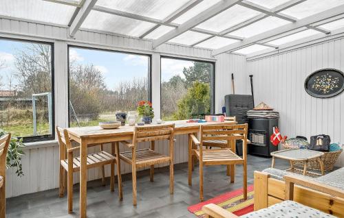 Posezení v ubytování Cozy Home In Sjællands Odde With Wifi