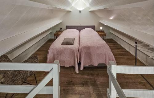 ein Schlafzimmer mit einem Bett mit einer rosa Decke in der Unterkunft Het Fruithuisje in Lexmond