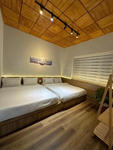 a bedroom with two beds and a window at La Mer House Đà Lạt in Ấp Ða Lợi