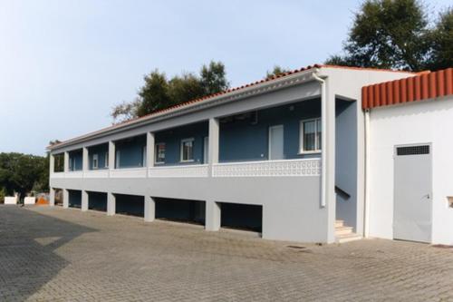 un gran edificio blanco con muchas ventanas en Cova de Lobo, en Batalha