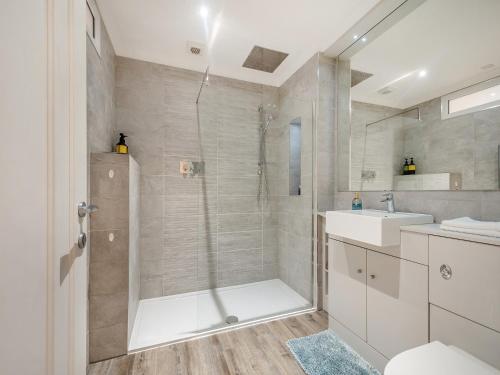 een badkamer met een douche en een wastafel bij Luxury Moffat Apartment in Moffat