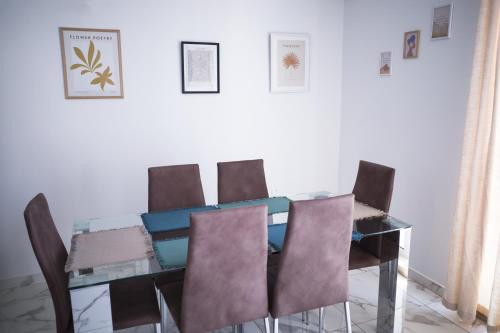 a dining room table with chairs around it at Cova da Iria 5 in Tal-Pietà
