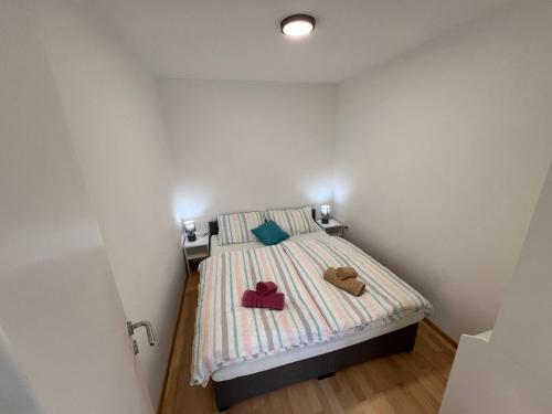 Un pequeño dormitorio con una cama con dos corazones. en Vila VALENTINA, en Čatež ob Savi