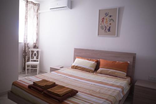 a bedroom with a bed with two towels on it at Cova da Iria 5 in Tal-Pietà