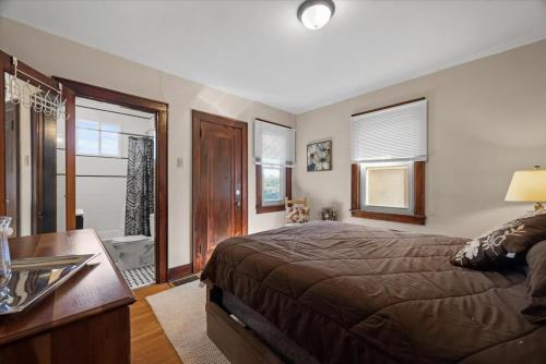 Un pat sau paturi într-o cameră la Light-Bright with Craftsman Character and Views