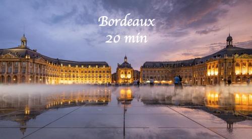 un grand bâtiment avec une fontaine devant lui dans l'établissement Studio Terrasse wifi parking à 50m du Tram B, à Pessac