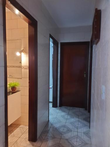 pasillo que conduce a un baño con puerta marrón en Casa Groot en Holambra