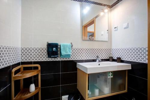 a bathroom with a sink and a mirror at Azul Aprumado in Peniche de Cima