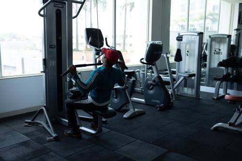 Fitness centrum a/nebo fitness zařízení v ubytování Express Inn The Business Luxury Hotel