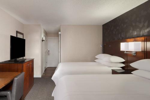 Ein Bett oder Betten in einem Zimmer der Unterkunft Omaha Marriott
