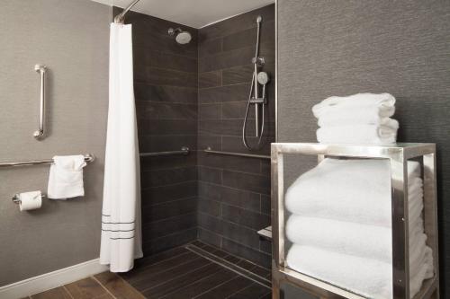 La salle de bains est pourvue d'une douche avec rideau de douche. dans l'établissement Omaha Marriott, à Omaha