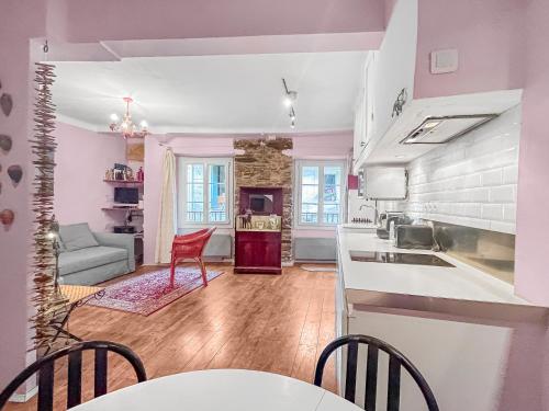 a kitchen and living room with a table and chairs at Lumière de Collioure in Collioure