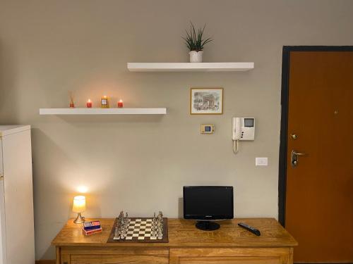 a room with a chess board on a desk with a lamp at Grazioso monolocale a Pomezia in Pomezia