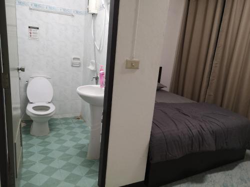een kleine badkamer met een toilet en een wastafel bij เวทย์​มนต์​กัญชาไทย​ จาก​ ฟาร์ม​สุรินทร์​ in Pattaya