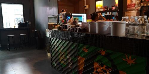 un bar con cubos en la barra de un restaurante en เวทย์​มนต์​กัญชาไทย​ จาก​ ฟาร์ม​สุรินทร์​, en Pattaya central