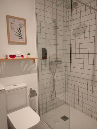 a bathroom with a glass shower with a toilet at Apartamento a estrenar en el centro in Vigo