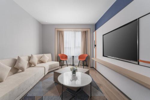 Televisyen dan/atau pusat hiburan di Holiday Inn Express Changsha Yuhua by IHG