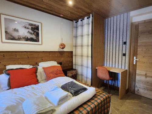 a bedroom with a bed and a table and a chair at Chalet Valloire, 7 pièces, 14 personnes - FR-1-263-532 in Valloire
