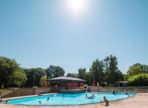 un groupe de personnes dans une piscine dans un parc dans l'établissement pipowagen met prive Hot tub, à Lanaken