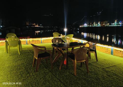 シュリーナガルにあるHouseboat Karima palaceのギャラリーの写真