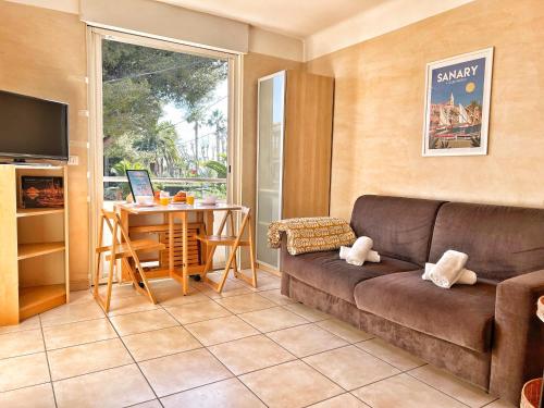 uma sala de estar com um sofá e uma mesa em Sanary, Vue mer à petit prix, plage à pieds em Sanary-sur-Mer