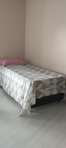 uma cama sentada num canto de um quarto em Hostel de gaia em Santa Cruz do Sul