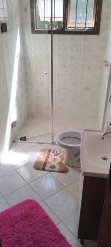 Un baño con ducha, inodoro y lavabo. en Hostel de gaia, en Santa Cruz do Sul
