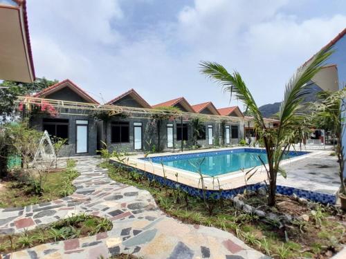 una imagen de una villa con piscina en Hang Mua Sunset Homestay, en Ninh Binh