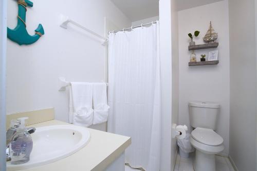 Bilik mandi di 5 mi to Beaches, private, end unit, relaxing, POOL!