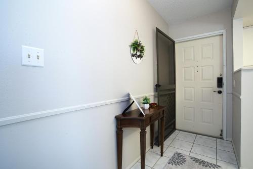 Gambar di galeri bagi 5 mi to Beaches, private, end unit, relaxing, POOL! di Fort Myers