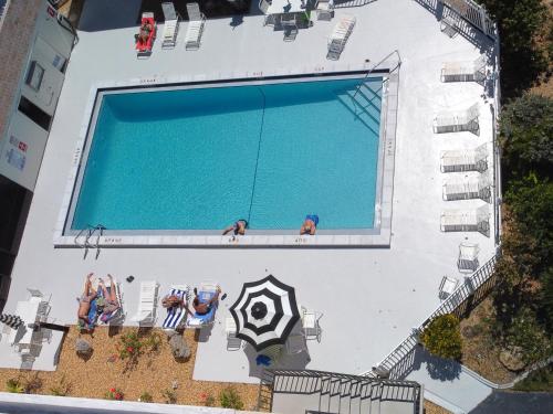 Kolam renang di atau dekat dengan 5 mi to Beaches, private, end unit, relaxing, POOL!