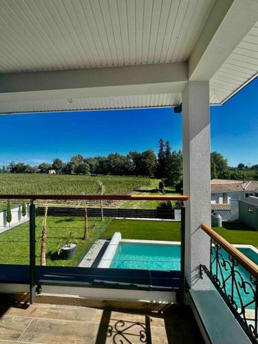 una casa con balcón y piscina en Villa, en Sainte-Eulalie
