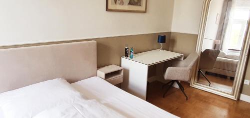 a bedroom with a bed and a desk and a mirror at Premium Studio in zentraler Lage Mannheims in Mannheim