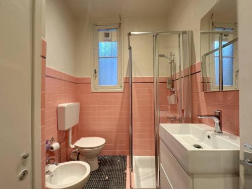 une salle de bain avec toilettes, lavabo et douche dans l'établissement Appartement central rue Hoche, à Cannes
