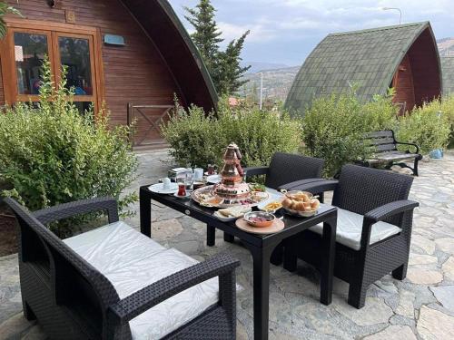 stół z jedzeniem na patio w obiekcie Zeyve Bungalov Tatil Köyü w mieście Karaman