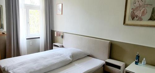 a bedroom with a bed and a window at Premium Studio in zentraler Lage Mannheims in Mannheim