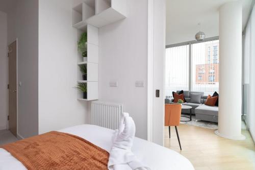 ein Schlafzimmer mit einem Bett und ein Wohnzimmer in der Unterkunft Central MK 1 Bed Apartment With Parking in Buckinghamshire